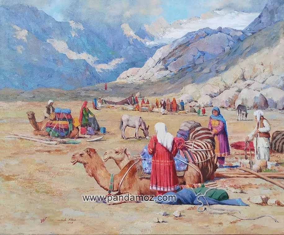 عکس تابلو نقاشی ایل و طایفه کوچ نشین در سیستان و بلوچستان. تصویر زنان چادرنشین را در دامنه کوه بلند و سنگی با ابرهای پراکنده نشان می دهد که در حال بستن وسایل و جهاز شترها و آماده برای حرکت هستند