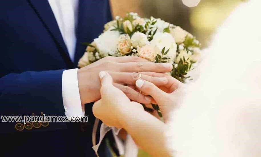 عکس از مراسم نامزدی و ازدواج. در تصویر عروس دست داماد را گرفته و با دست دیگرش حلقه نامزدی را در انگشت داماد وارد می کند. همچنین در دست دیگر داماد دسته گل سفید قرار دارد