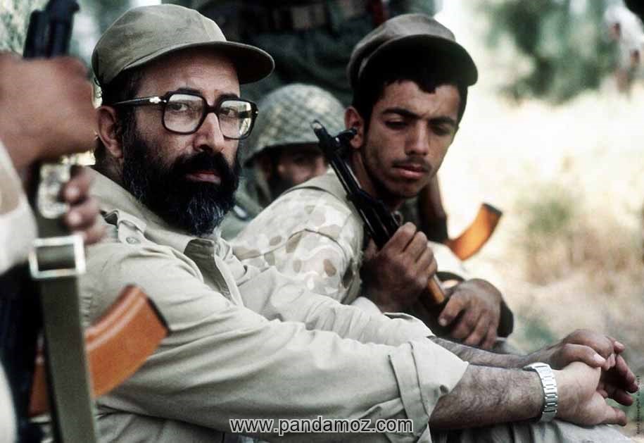 عکس شهید مصطفی چمران و یک سرباز در کنارش. در تصویر چهره این دو معلوم است و بقیه دیده نمی شوند. سرباز اسلحه بر دست دارد و هر دو غرق در عالم تفکر