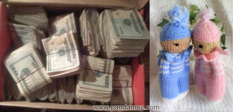 عکس دو عدد عروسک بافتنی و مقداری پول دلار