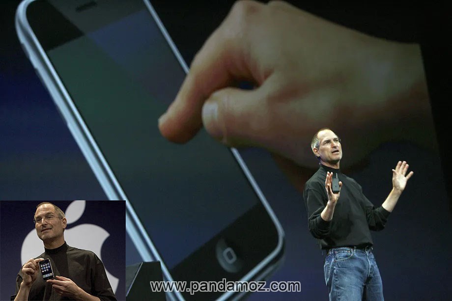 عکس استیو جابز در زمان معرفی اولین گوشی تلفن همراه اپل در سال 2007، در تصویر اولین گوشی آیفون نیز دیده می شود