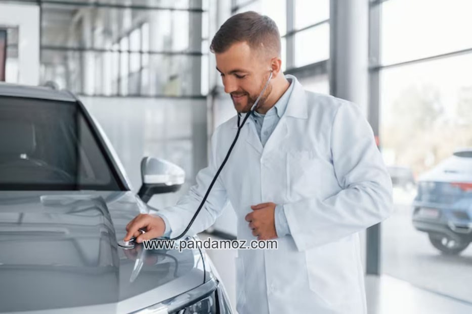 عکس یک پزشک در حالی که گوشی پزشکی یا استتوسکوپ خود را بر گردن دارد یک اتومبیل را معاینه می کند. در تصویر یک سر گوشی در گوش دکتر و سمت دیگر آن بر روی بدنه کاپوت یک ماشین قرار دارد