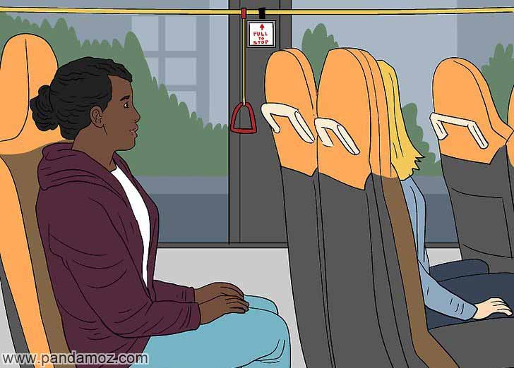 عکس تصویر نقاشی کارتونی یک دختر که در اتوبوس شهری نشسته و شلوار آبی روشن و لباس بنفش سیر بر تن دارد. در ردیف جلو او یک دختر دیگر نشسته که فقط موهای طلایی اش و دست او معلوم است
