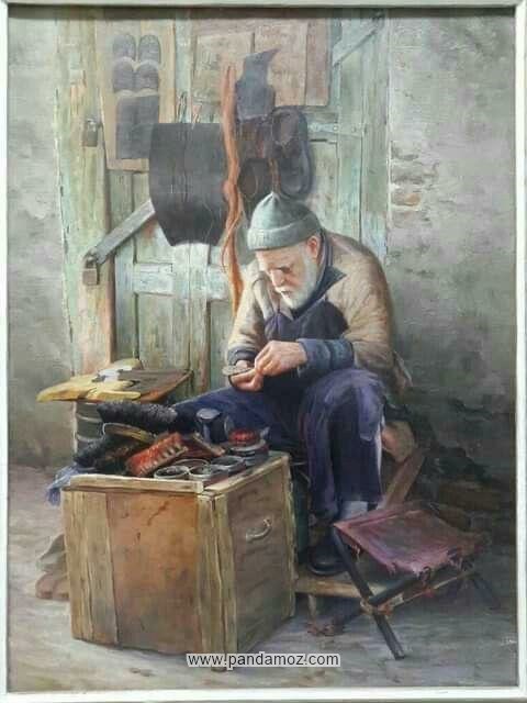 عکس نقاشی پیرمرد کفاش و پینه دوز که روی چهارپایه نشسته و صندوقچه چوبی در مقابل خود به عنوان میزکارش دارد